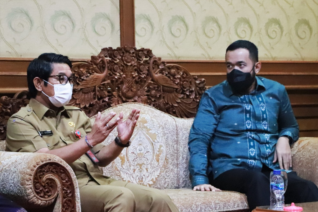 Sekda Adi Arnawa Terima Kunja Pemerintah Kota Padang Panjang, Sumatera Barat